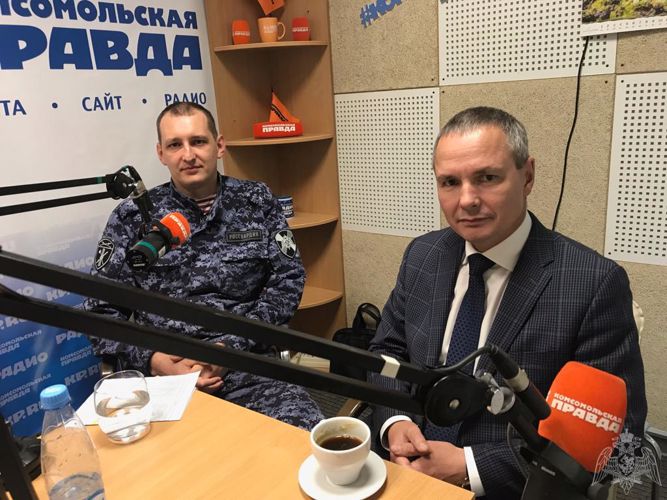 В разгар сезона осенней охоты офицер ЦЛРР Управления Росгвардии по Свердловской области разъяснил радиослушателям правила обращения с оружием