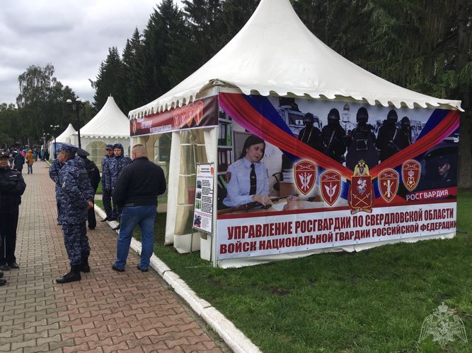 Сотрудники Управления Росгвардии по Свердловской области приняли участие в ежегодном празднике силовых структур «Служба дни и ночи»