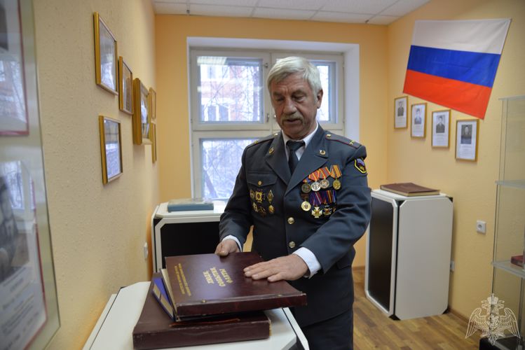 В Екатеринбурге стажеры полка полиции вневедомственной охраны посетили музей службы