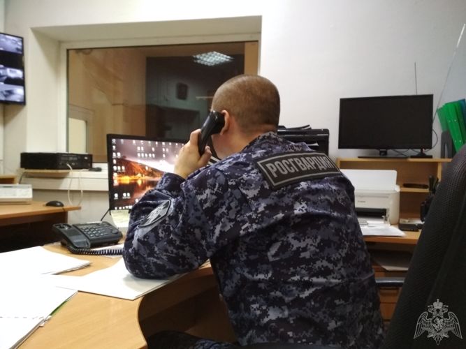 В Екатеринбурге сотрудники Росгвардии задержали группу граждан, подозреваемых в краже с территории торгового центра