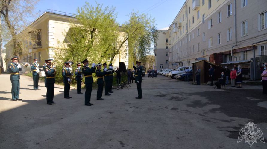 Эстафету ведомственной акции Росгвардии «Парад у дома ветерана» приняли в Екатеринбурге