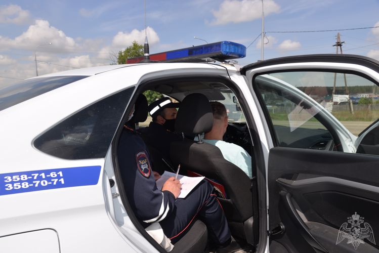 На Среднем Урале сотрудники авиаотряда Росгвардии оказывают содействие ГИБДД в безопасности движения на трассах 