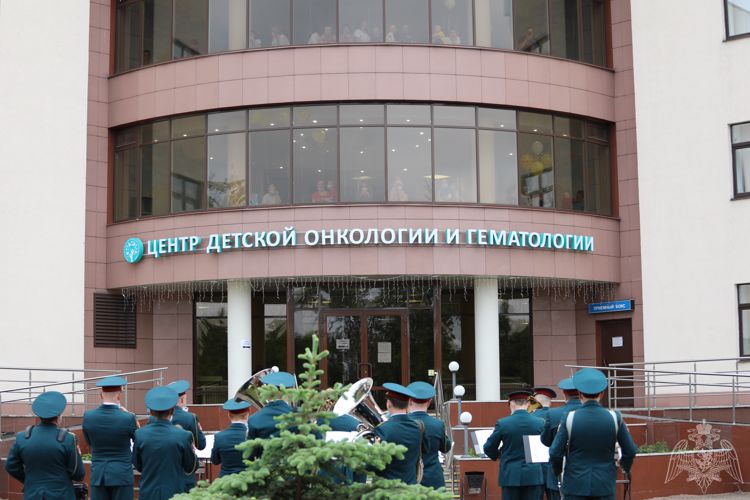 В Екатеринбурге сотрудники Росгвардии подарили хорошее настроение маленьким пациентам областной детской клинической больницы (видео)