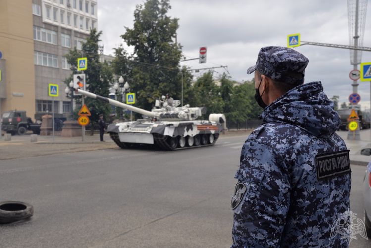 Военнослужащие Уральского округа Росгвардии прошли торжественным маршем на параде Победы в Екатеринбурге