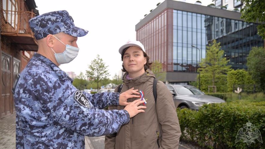 На Среднем Урале стартовала патриотическая акция Росгвардии «С флагом на сердце»