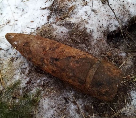 Взрывотехники Нижнетагильского ОМОН обследовали артилерийский снаряд, найденный вблизи железнодорожных путей