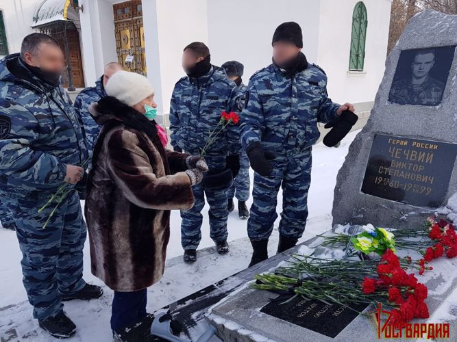 В Свердловской области росгвардейцы почтили память Героя России Виктора Чечвия