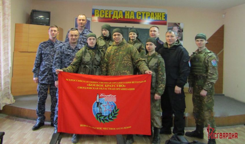 На Среднем Урале в преддверии юбилейной даты ведомства росгвардейцев поздравили активисты волонтерской роты «Боевого братства» 