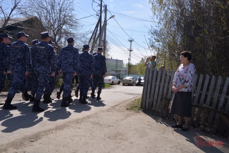 В Екатеринбурге сотрудники Росгвардии поздравили труженицу тыла и ветерана службы с Днем Победы
