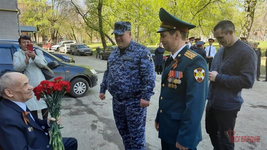 На Среднем Урале продолжается всероссийская патриотическая акция Росгвардии «Парад у дома ветерана»