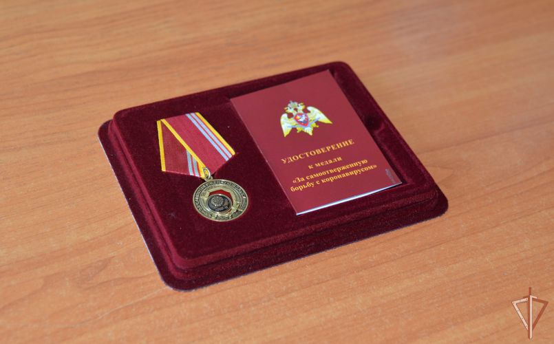 В день медицинского работника начальник Управления Росгвардии по Свердловской области вручил медали отличившимся сотрудникам