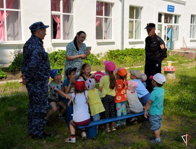 На Среднем Урале в рамках акции «Каникулы с Росгвардией» сотрудники вневедомственной охраны провели с дошколятами соревнования на ловкость и быстроту