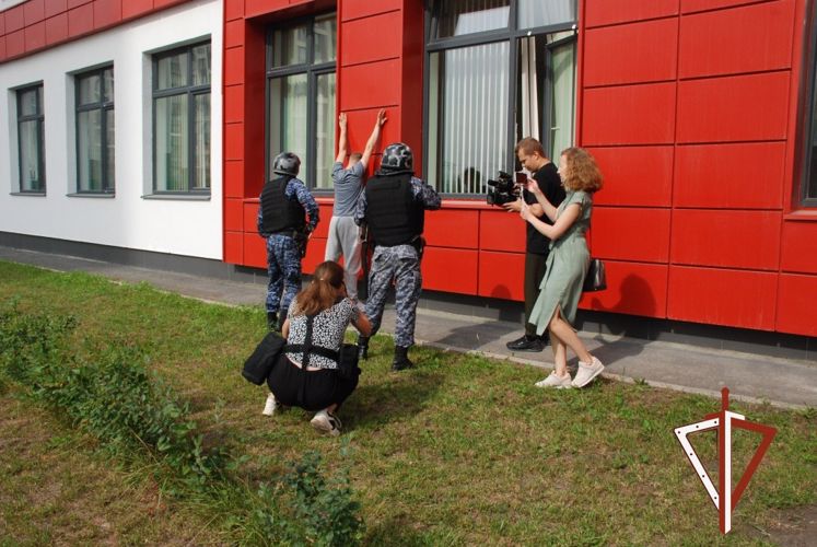 В Екатеринбурге росгвардейцы продемонстрировали журналистам навыки в обеспечении безопасности учебных заведений 