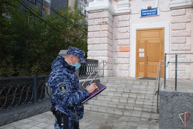 В Свердловской области сотрудники Росгвардии проверяют избирательные участки накануне выборов