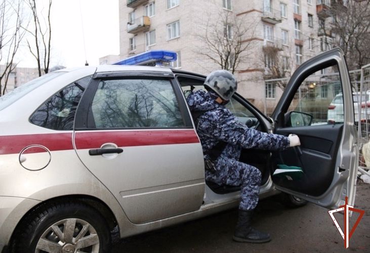 На Среднем Урале сотрудники Росгвардии задержали подозреваемых в сбыте поддельных денежных средств, краже радиаторов и повреждении чужого имущества 