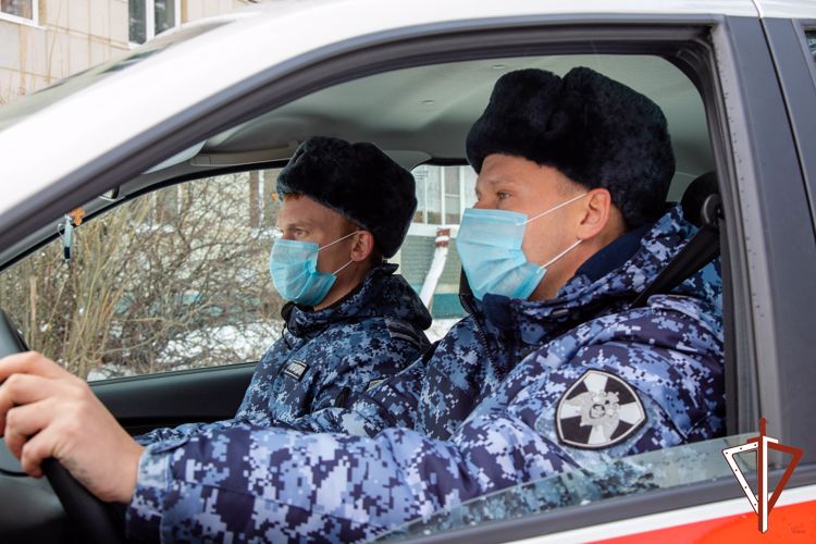 На Среднем Урале сотрудники Росгвардии задержали мужчину, объявленного в федеральный розыск