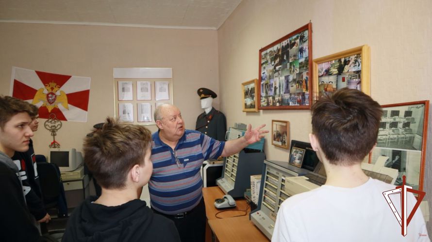 В рамках акции «Дни Росгвардии» екатеринбургские школьники посетили музей истории вневедомственной охраны 