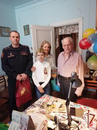 На Среднем Урале сотрудники Росгвардия поздравили участников Великой Отечественной войны и ветеранов службы с Днем Победы