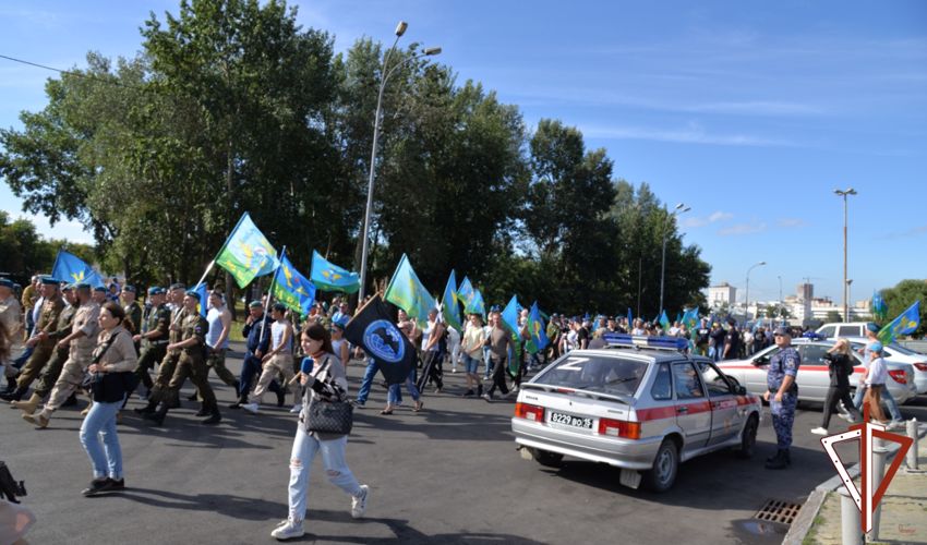 В Екатеринбурге росгвардейцы обеспечили правопорядок во время празднования Дня воздушно-десантных войск