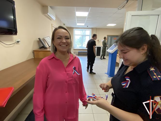 В Екатеринбурге росгвардейцы приняли участие в патриотической акции «С флагом на сердце»