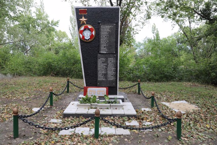 Росгвардейцы отреставрировали памятник советским воинам в ЛНР