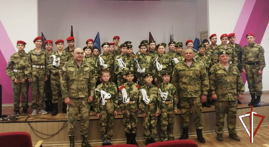В Нижнем Тагиле начальник факультета сил специального назначения Новосибирского военного института Росгвардии  провел Урок мужества для учеников подшефного профильного класса (видео)