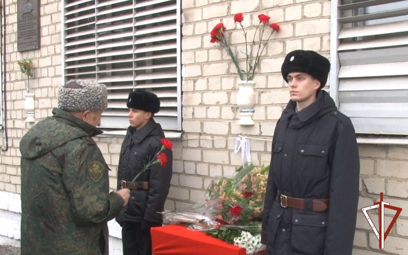 На Среднем Урале в память о ветеране правопорядка открыли мемориальную доску 
