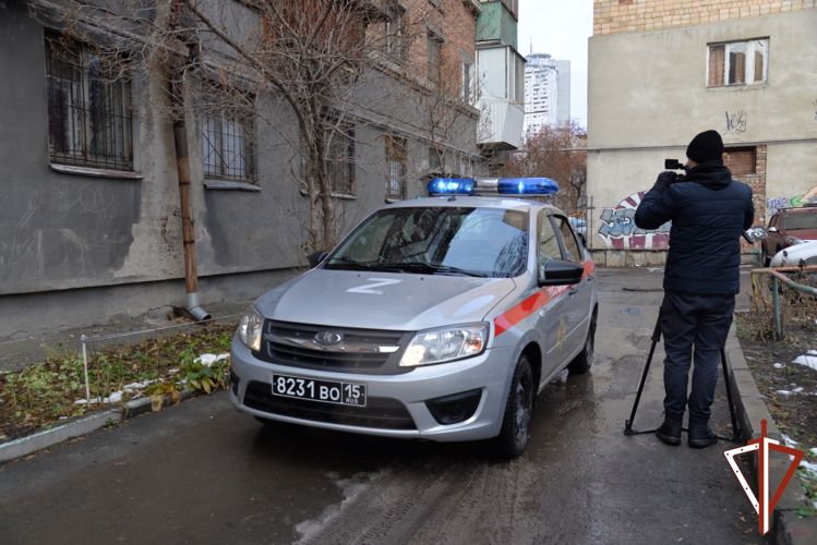В Екатеринбурге росгвардейцы рассказали журналистам о возможностях тревожной сигнализации,  установленной на автомобилях здравоохранения (видео)