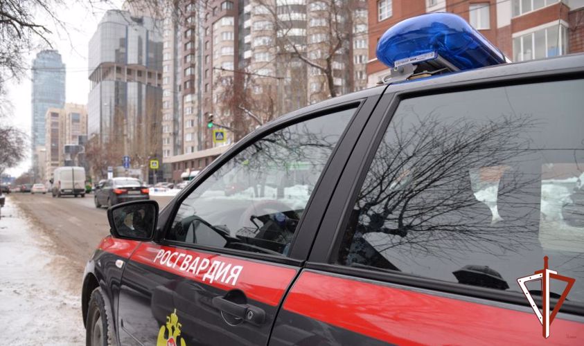 В Екатеринбурге наряд вневедомственной охраны задержал находящегося в федеральном розыске правонарушителя, совершившего кражу элитного алкоголя (видео)