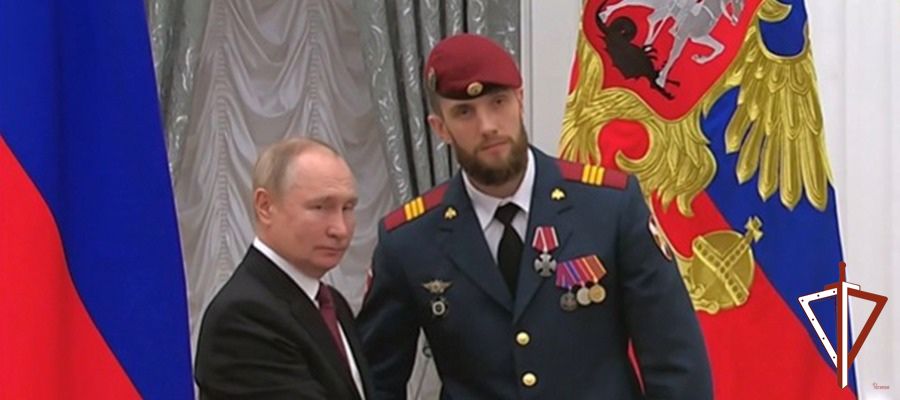 Президент России Владимир Путин вручил государственную награду военнослужащему спецназа Росгвардии