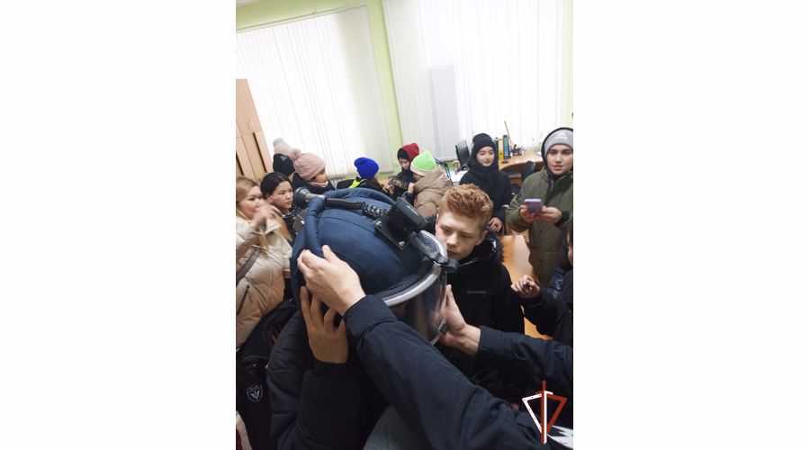 Свердловские росгвардейцы провели урок мужества для школьников  в преддверии Сталинградской битвы