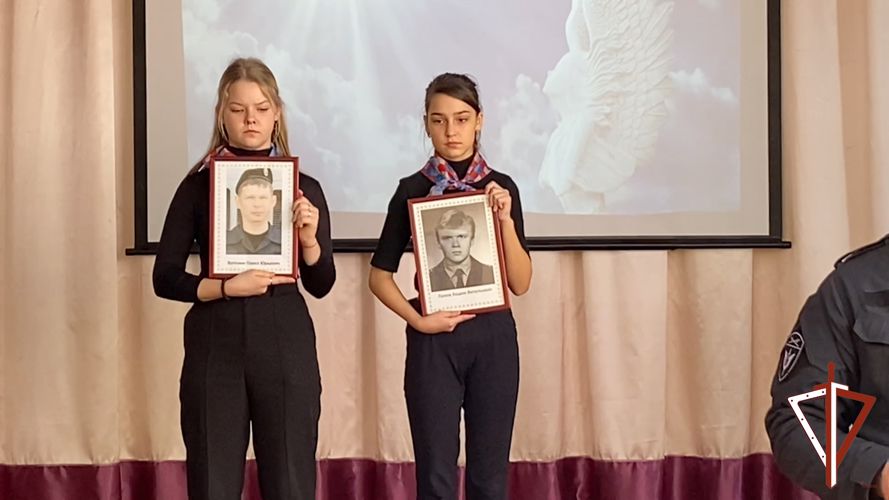 Память погибшего офицера Росгвардии увековечили на Среднем Урале (видео)