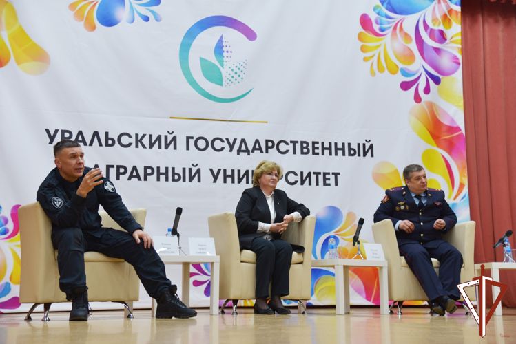 Уральские студенты встретились с офицерами Управления Росгвардии по Свердловской области (видео)