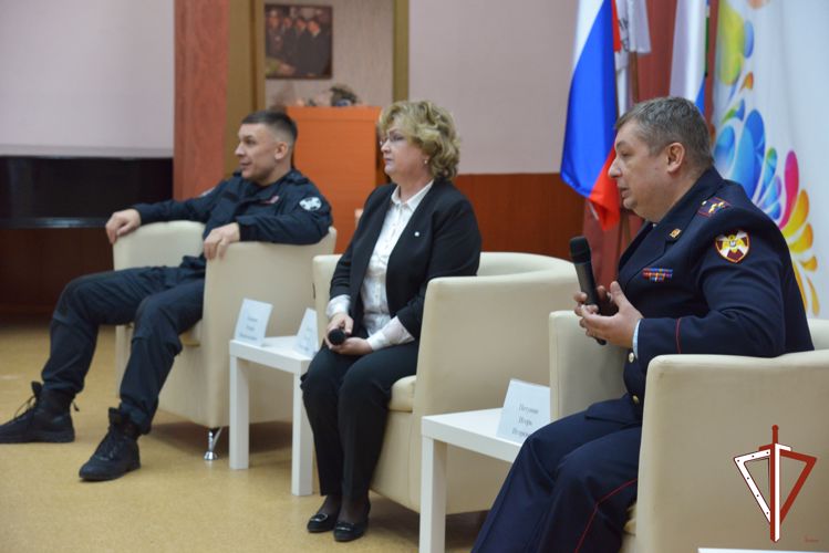 Уральские студенты встретились с офицерами Управления Росгвардии по Свердловской области (видео)