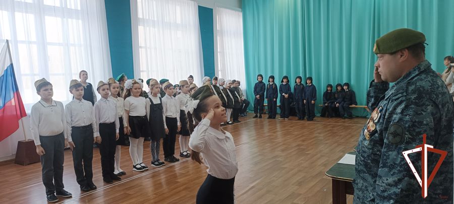 На Среднем Урале при участии Росгвардии состоялся конкурс песни «Мы – юные защитники России» (видео)