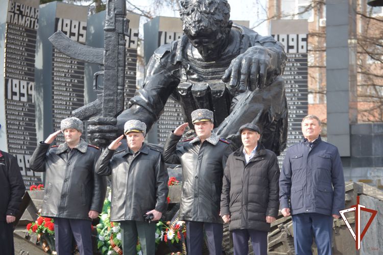 В День войск национальной гвардии сотрудники и военнослужащие ведомства возложили цветы к мемориалу «Черный тюльпан» в Екатеринбурге