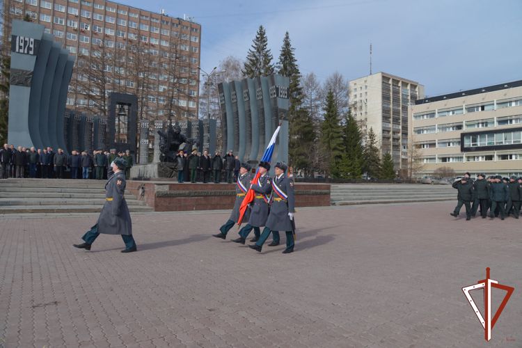 В День войск национальной гвардии сотрудники и военнослужащие ведомства возложили цветы к мемориалу «Черный тюльпан» в Екатеринбурге