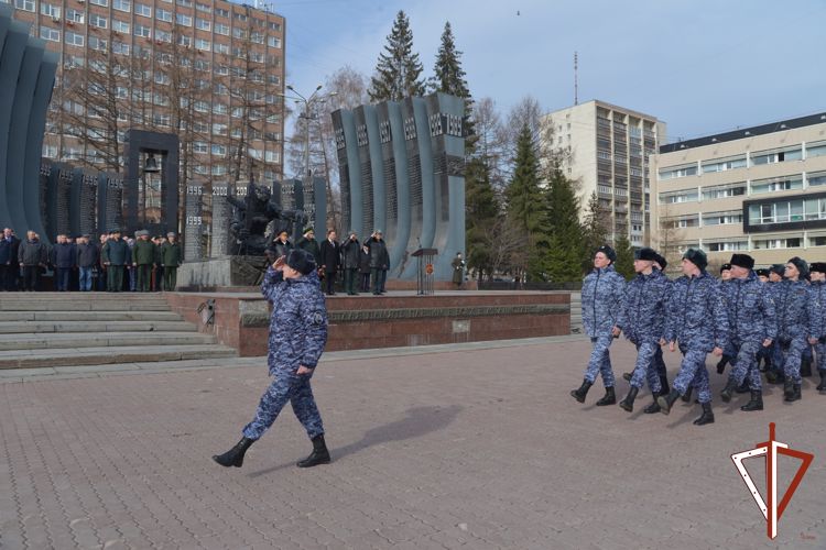 В День войск национальной гвардии сотрудники и военнослужащие ведомства возложили цветы к мемориалу «Черный тюльпан» в Екатеринбурге