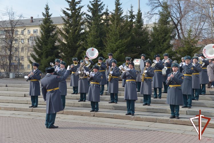 В День войск национальной гвардии сотрудники и военнослужащие ведомства возложили цветы к мемориалу «Черный тюльпан» в Екатеринбурге
