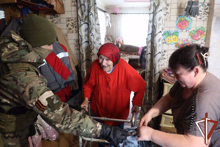 Росгвардейцы оказывают адресную помощь нуждающимся жителям ЛНР