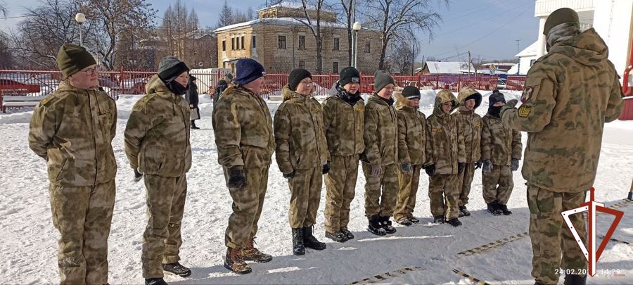 На Среднем Урале военнослужащие и сотрудники Росгвардии провели для кадетских классов военно-спортивную зарницу (видео)