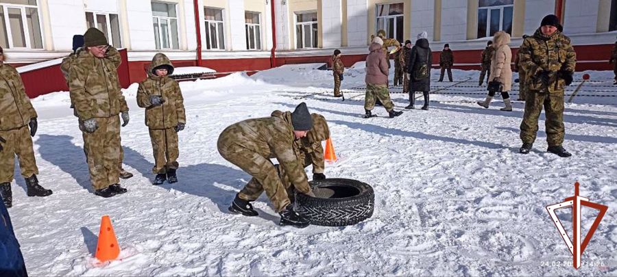 На Среднем Урале военнослужащие и сотрудники Росгвардии провели для кадетских классов военно-спортивную зарницу (видео)