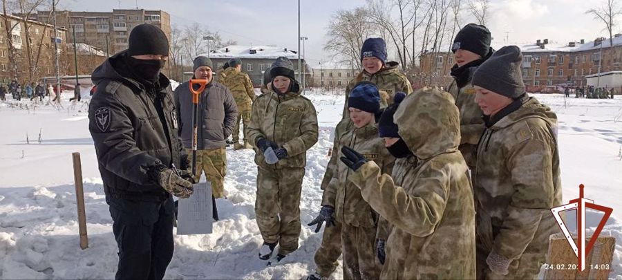На Среднем Урале военнослужащие и сотрудники Росгвардии провели для кадетских классов военно-спортивную зарницу (видео)