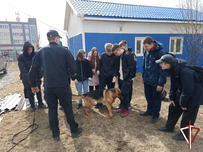 Свердловские школьники  побывали в гостях в ОМОН «Топаз» Росгвардии