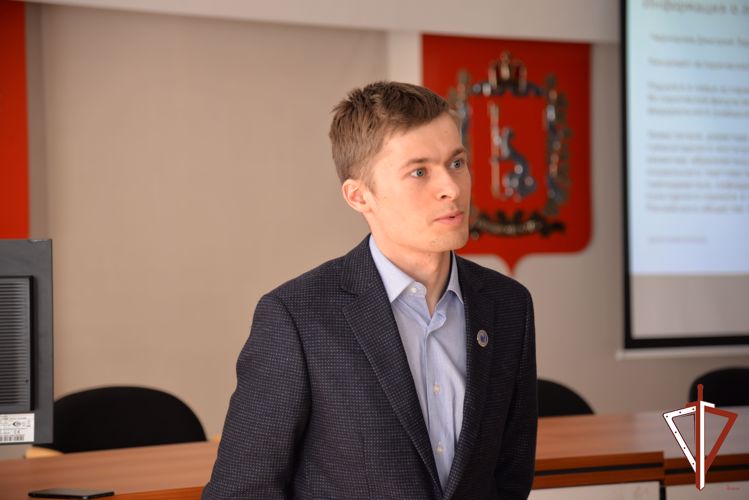 В Екатеринбурге росгвардейцы встретились с лектором общества «Знание»