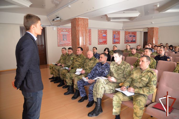 В Екатеринбурге росгвардейцы встретились с лектором общества «Знание»