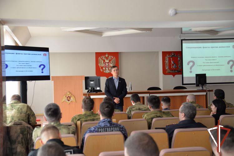 В Екатеринбурге росгвардейцы встретились с лектором общества «Знание»