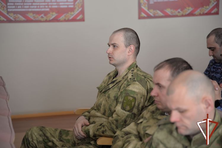 В Екатеринбурге росгвардейцы встретились с лектором общества «Знание»