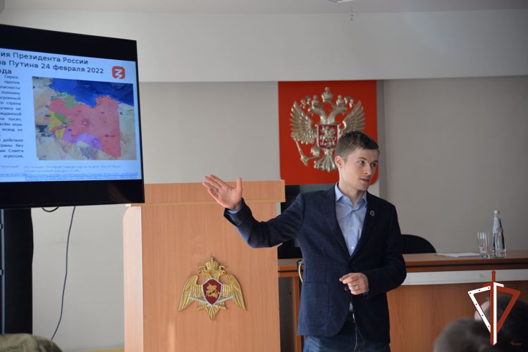 В Екатеринбурге росгвардейцы встретились с лектором общества «Знание»