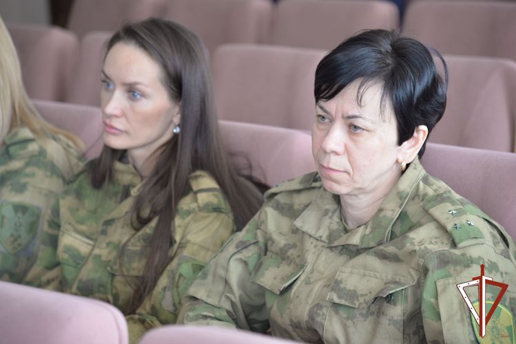 В Екатеринбурге росгвардейцы встретились с лектором общества «Знание»